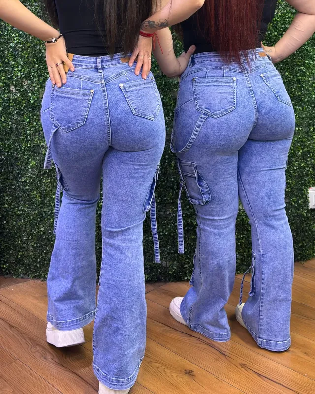 Jeans flare multicargo celeste push up vistos de espalda